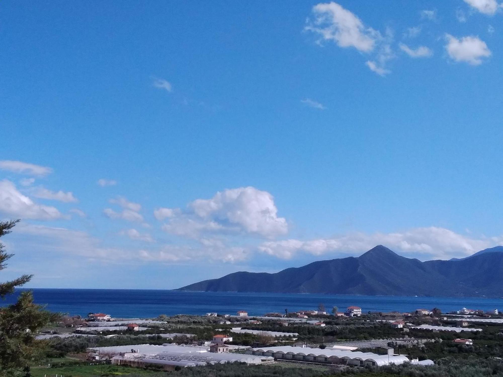 East Red Rock And View Maisonette Apartment Leonidio